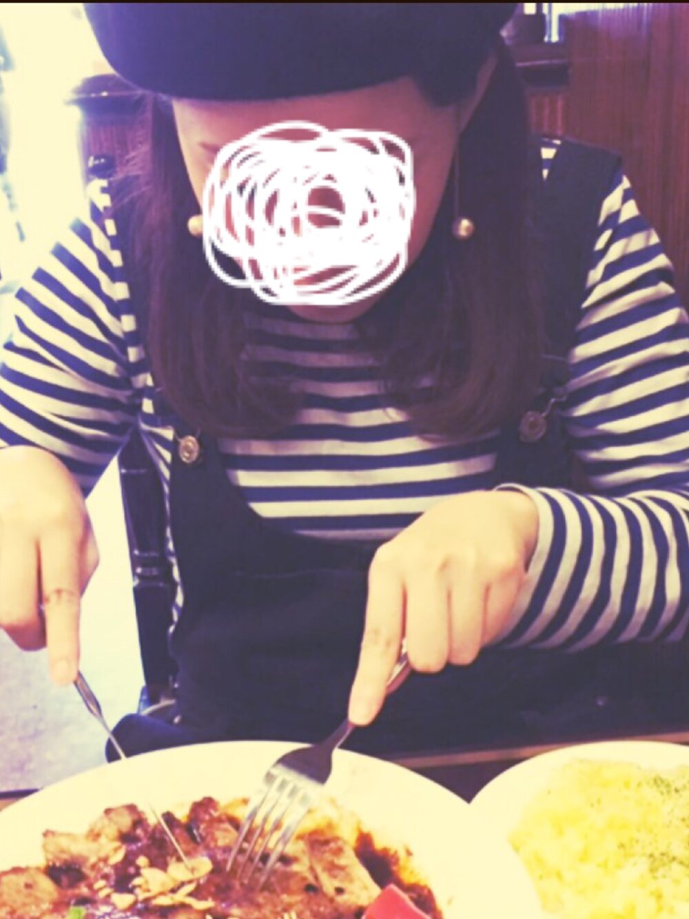 「ランチ、サロペット、ベレー帽、パールアクセ、しましま」｜「PLAY COMME des GARCONSのアイテム（Tシャツ/カットソー、ブルー系）」を使った、ご まさん（レディース・153cm）の秋コーディネートの1枚目の写真