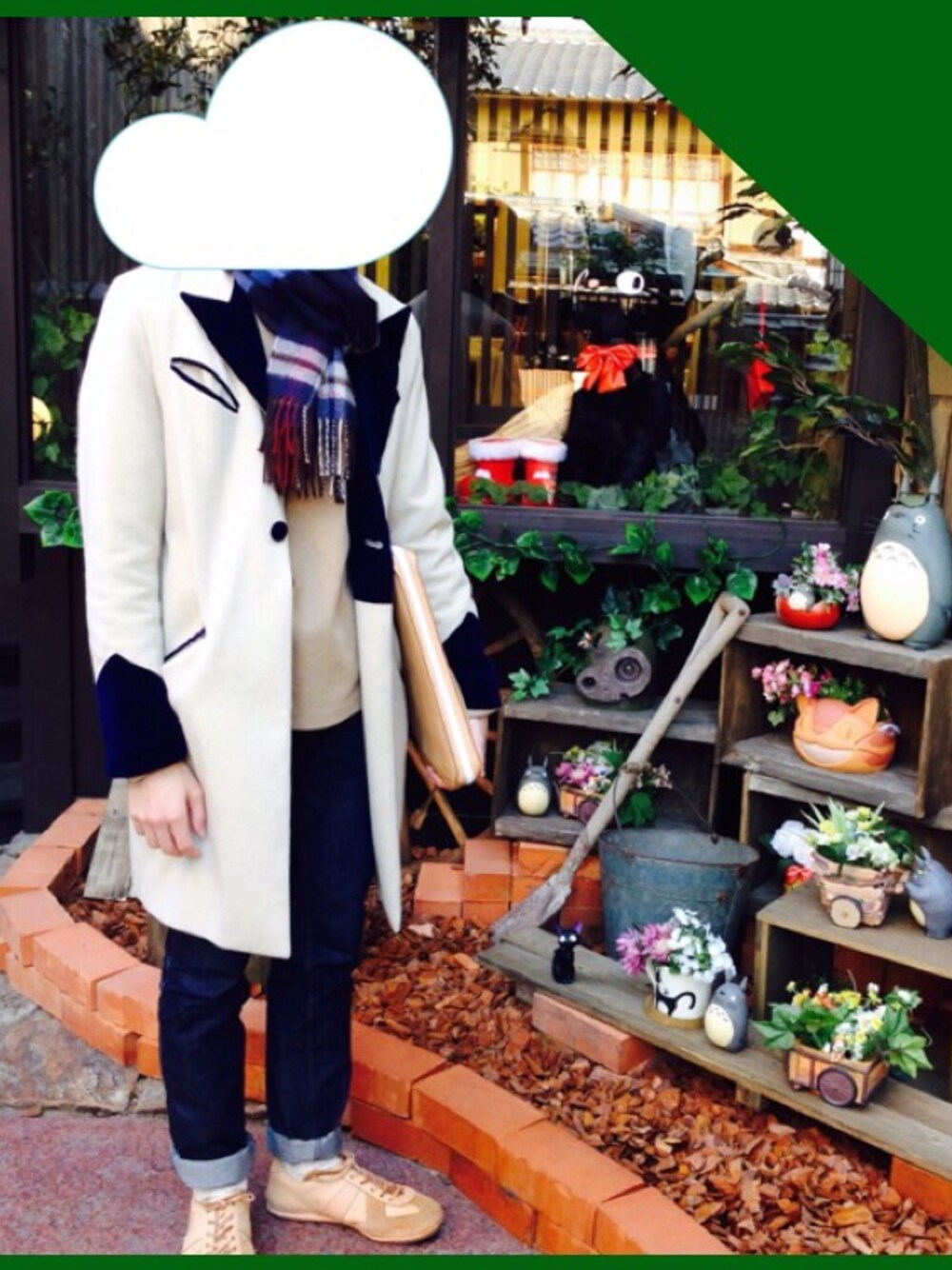 ベージュ系のその他アウター、ベージュ系のクラッチバッグ、ブルー系のデニムパンツを着用したメンズの冬コーディネートの1枚目の写真