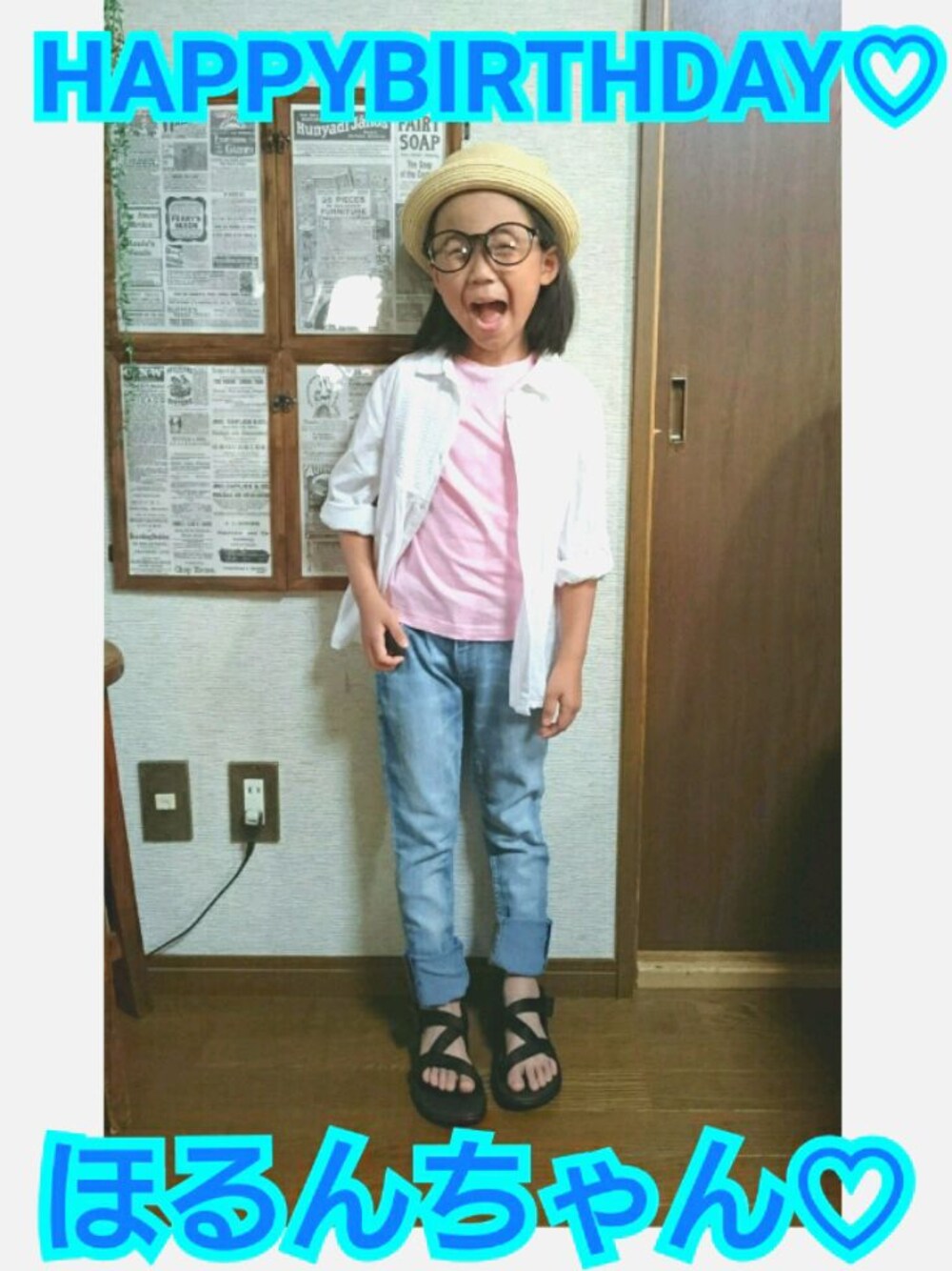 ホワイト系のシャツ/ブラウス、ブルー系のデニムパンツ、ブラック系のサンダルを着用したキッズの夏コーディネートの1枚目の写真