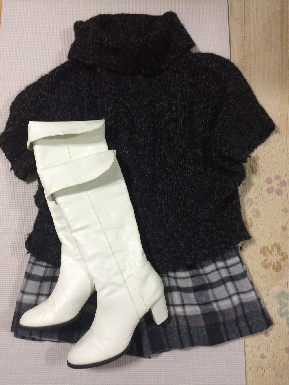 「BEAUTY&YOUTH UNITED ARROWSの半袖タートルネックニット（ニット/セーター、ブラック系）」を使った、HOMMA Tamamiさん（レディース・165cm）の夏コーディネートの1枚目の写真