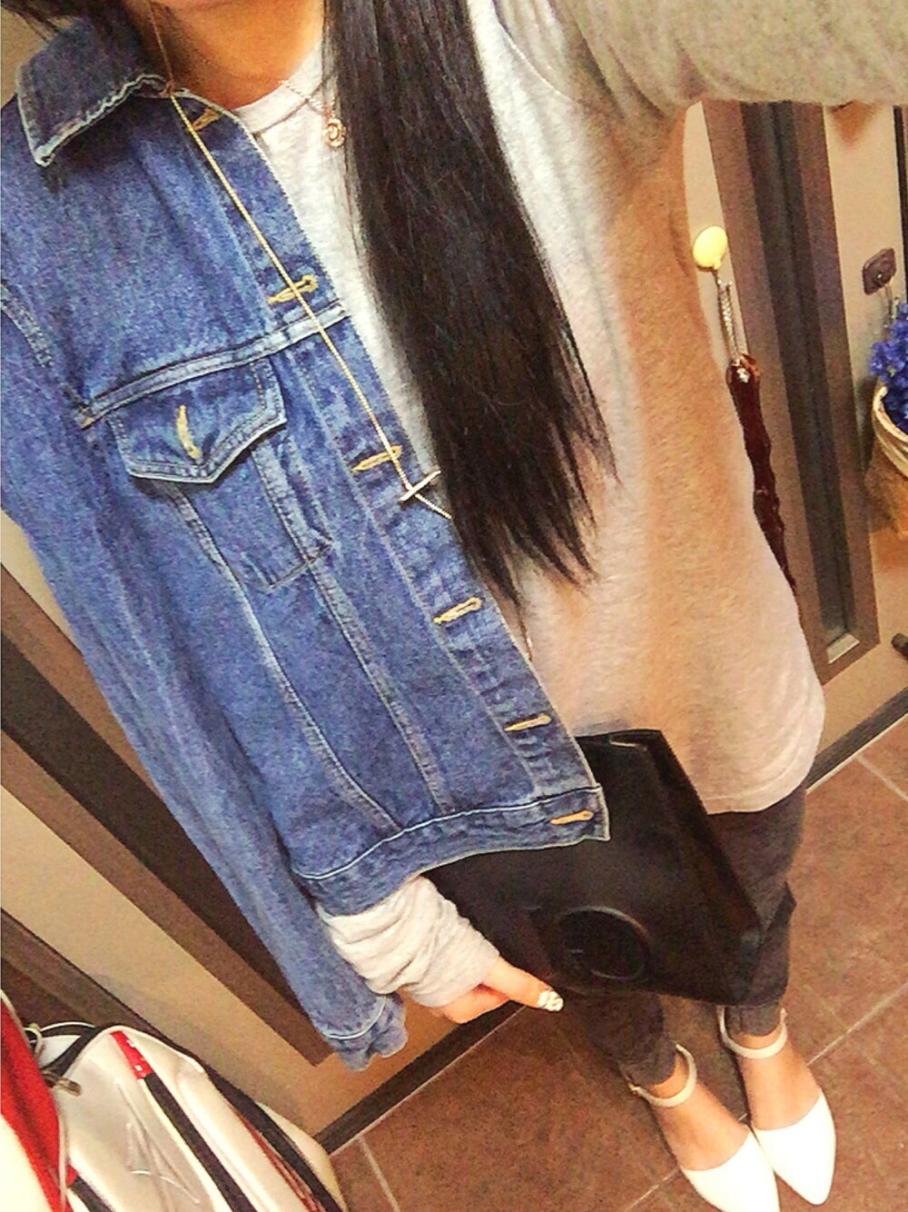 グレー系のTシャツ/カットソー、ブルー系のデニムジャケット、ブラック系のパンツを着用したレディースの秋コーディネートの1枚目の写真