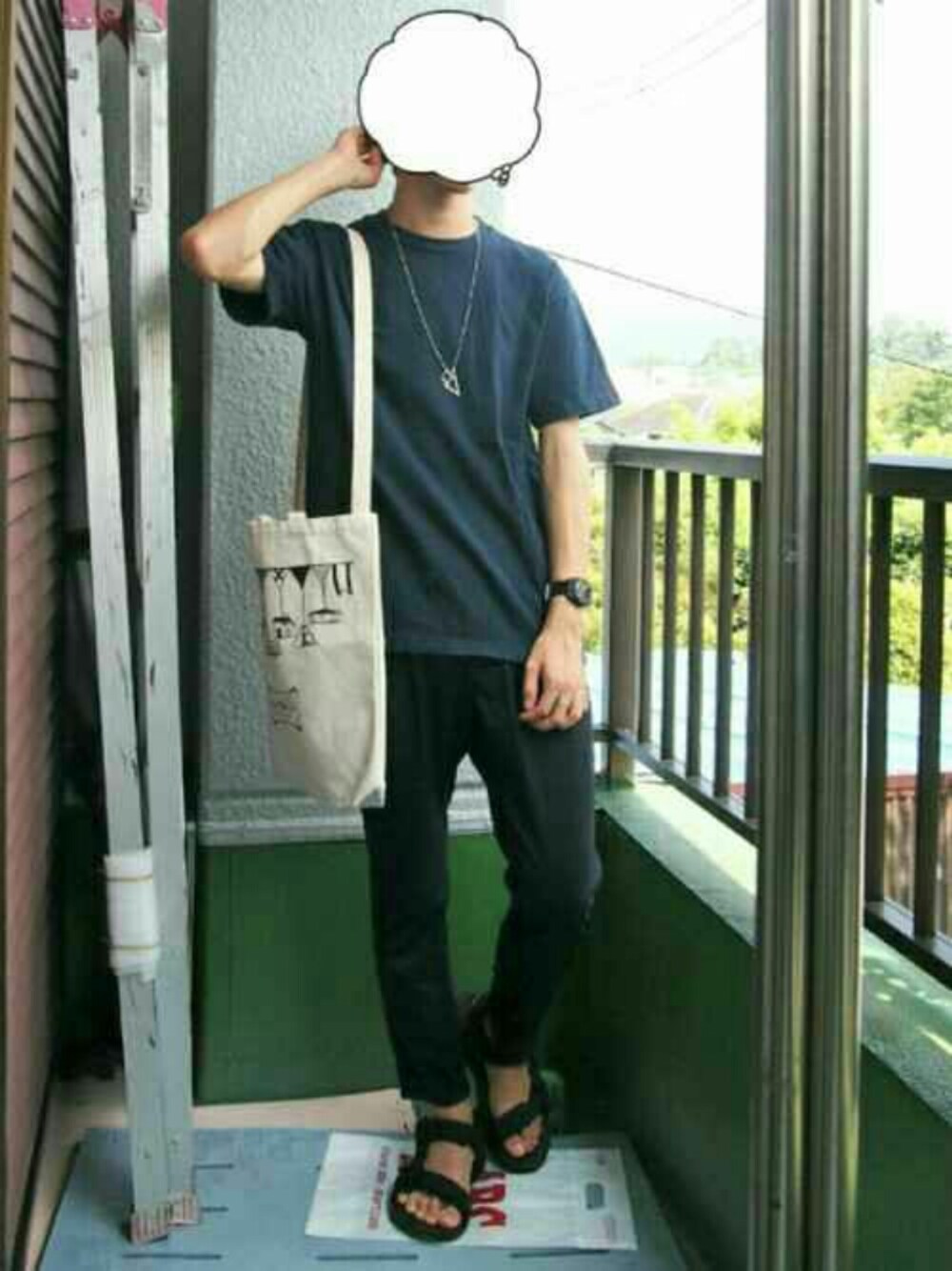 ベージュ系のトートバッグ、ブルー系のその他パンツ、ブラック系のTシャツ/カットソーを着用したメンズの夏コーディネートの1枚目の写真