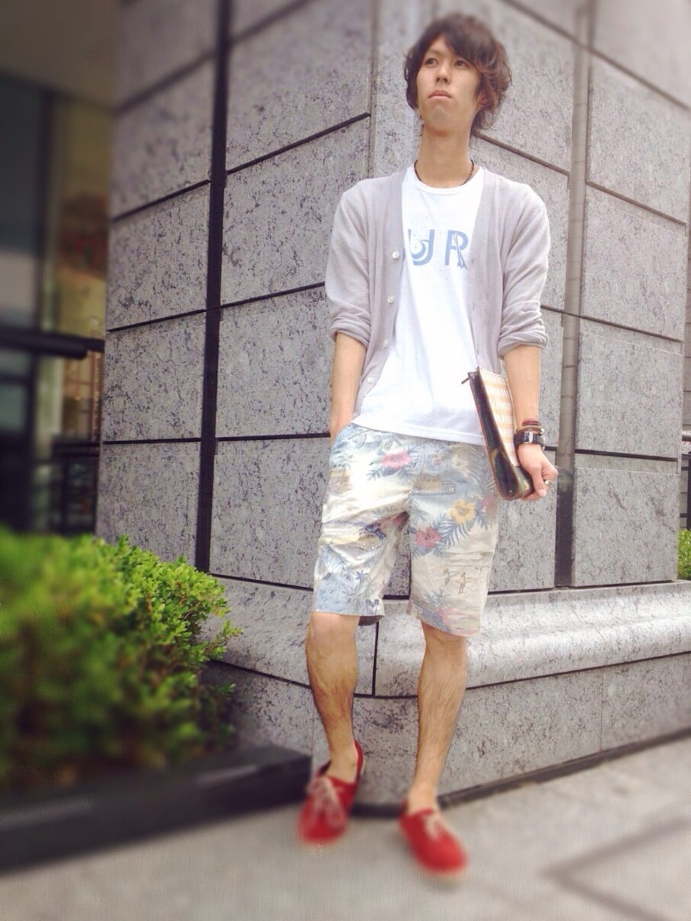 「FLASH REPORTのＴＣＲロゴプリントＴ／フラッシュリポート／ＦＬＡＳＨ　ＲＥＰＯＲＴ（Tシャツ/カットソー、ホワイト系）」を使った、田畑 文教さん（メンズ・172cm）の春コーディネートの1枚目の写真