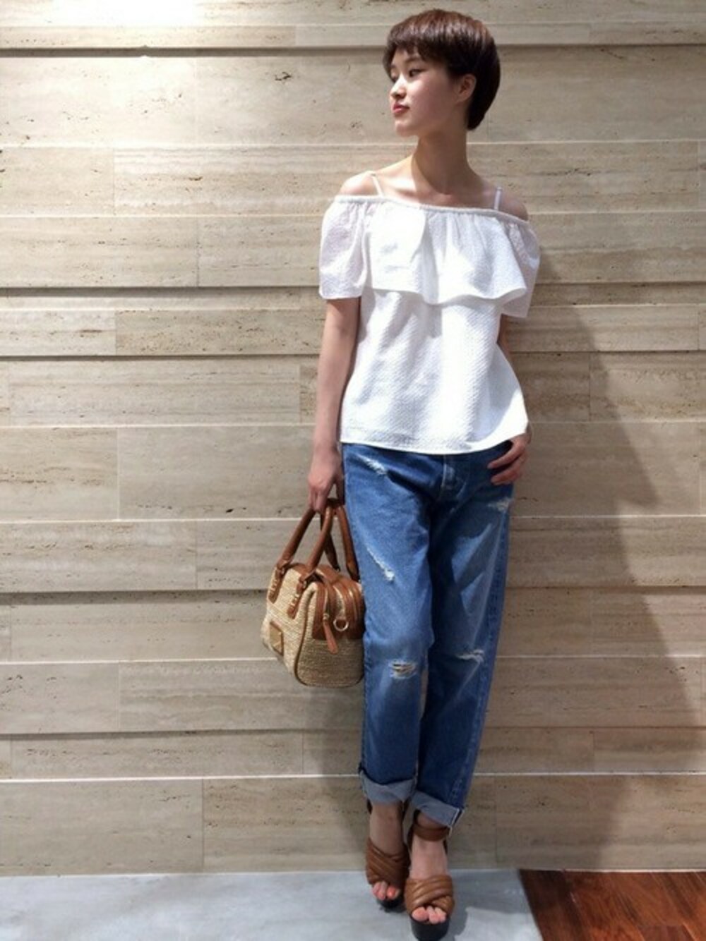 「大人コーデ、ロールアップ、オフショル、オフショルダー、クラッシュデニム、BY MALENE BIRGER」｜「URBAN RESEARCHのDENIMADE.　「Standard Denim」 ダメージ（デニムパンツ、ブルー系）」を使った、オオノさん（レディース・162cm）の春コーディネートの1枚目の写真
