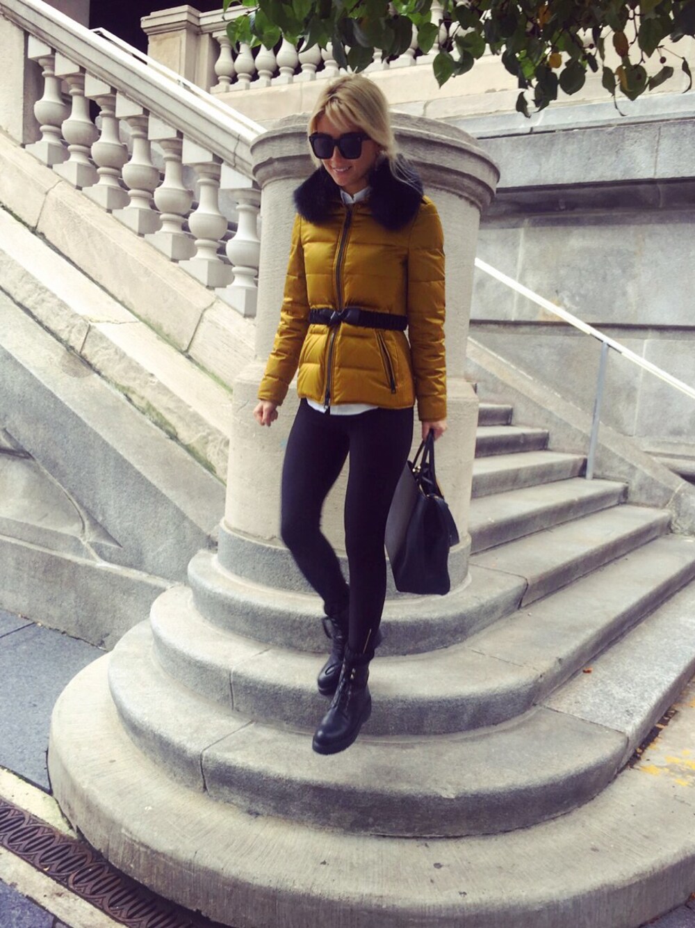 「ootd、outfit、casual、streetstyle、fall」｜「J.CREWのアイテム（パンツ、ブラック系）」を使った、amirzashviliさん（レディース・170cm）の秋コーディネートの1枚目の写真