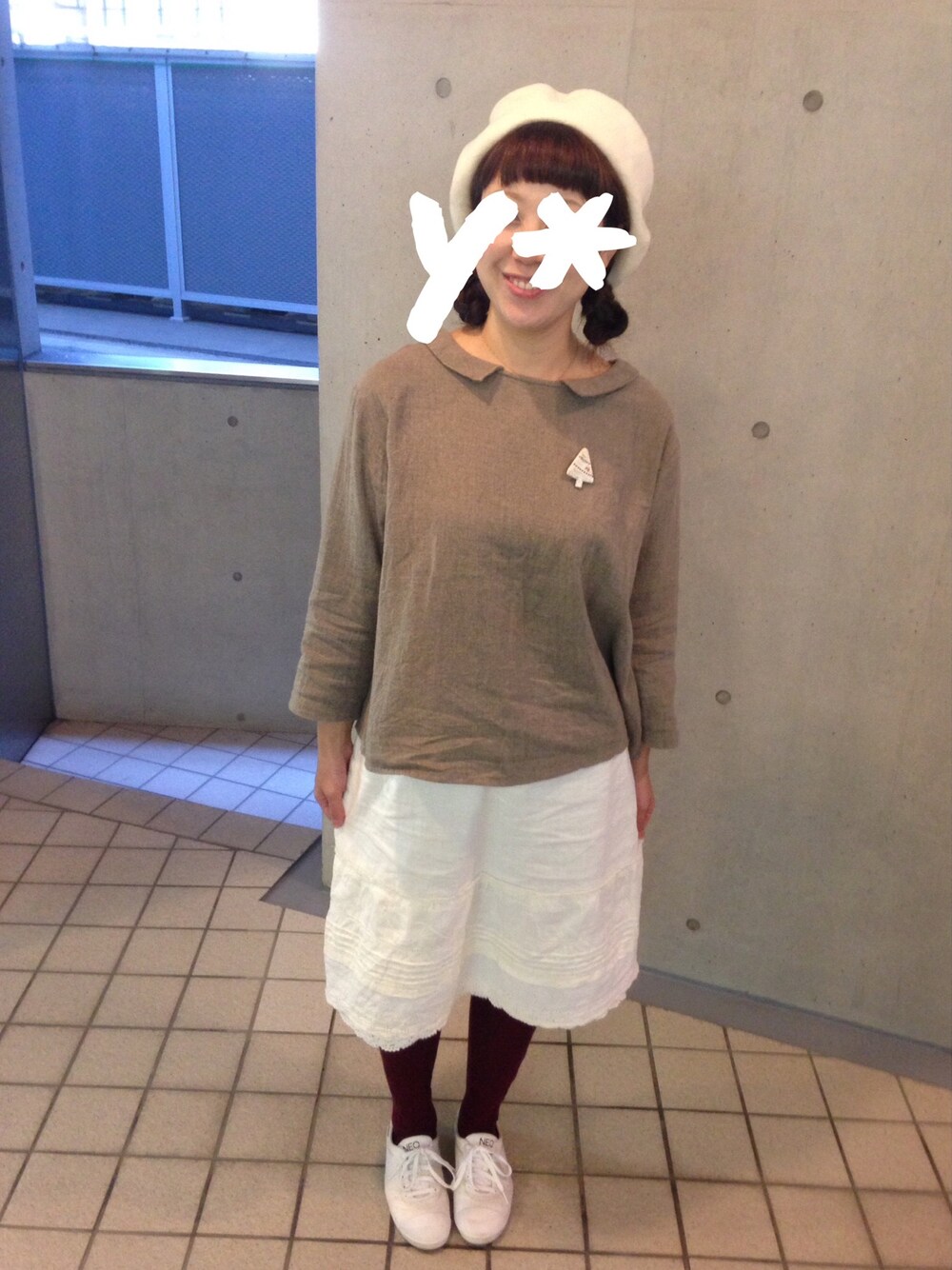 ブラウン系のシャツ/ブラウス、ホワイト系のスカート、ホワイト系のスニーカーを着用したレディースの秋コーディネートの1枚目の写真