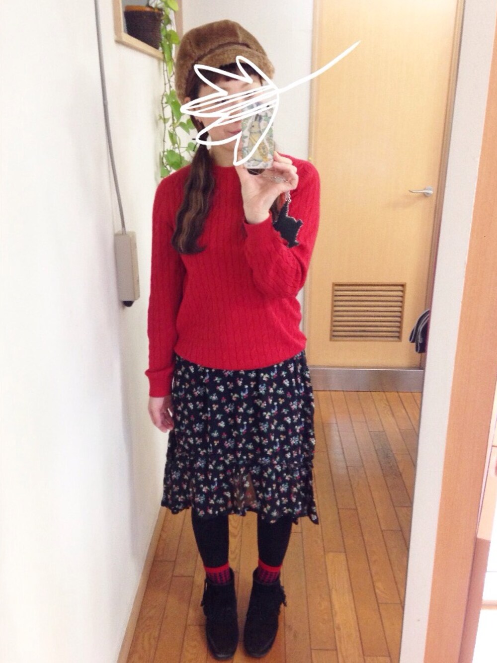 ブラック系のスカート、ブラック系のスカート、レッド系のニット/セーターを着用したレディースの冬コーディネートの1枚目の写真