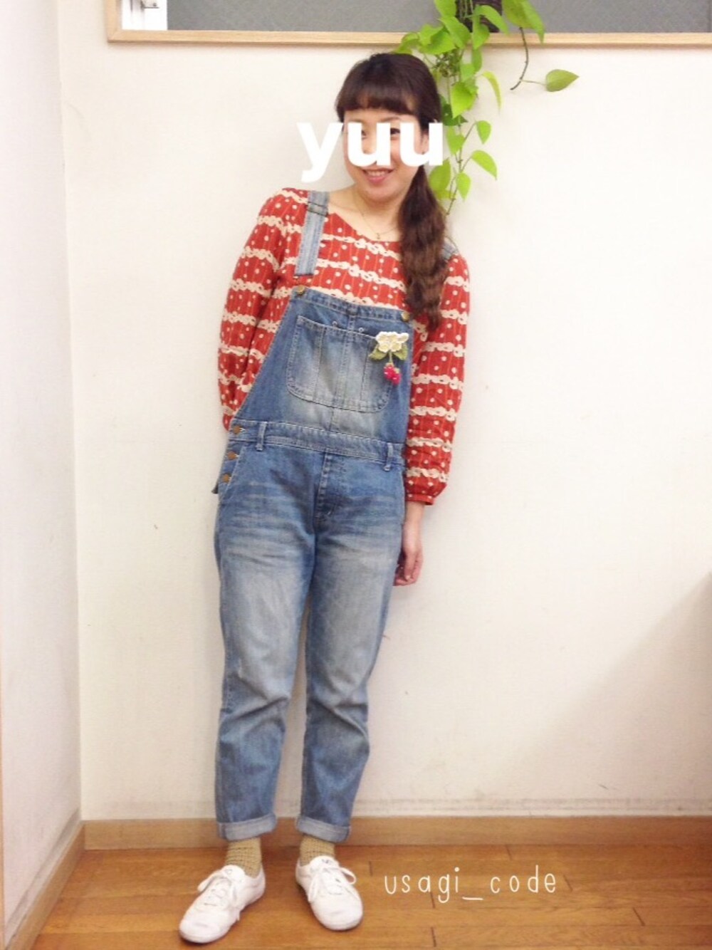 「ぺプラムトップス、オーバーオール、クルリンパ、ヘアアレンジ、ゴールド、ブローチ部、いちご、デニム」｜「靴下屋の【WOMEN】ラメピンドットショートソックス（ソックス/靴下、ゴールド系）」を使った、chibiusa◌⑅⃝さん（レディース・160cm）の春コーディネートの1枚目の写真