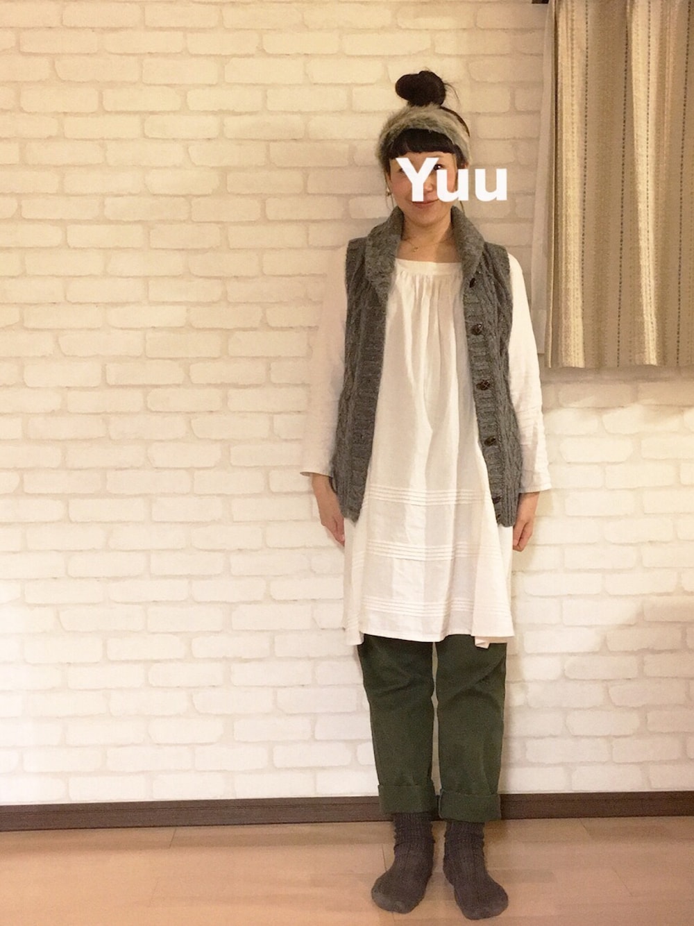 ホワイト系のワンピース、グリーン系のマタニティウェア/グッズ、ホワイト系のピアス（片耳用）を着用したレディースの秋コーディネートの1枚目の写真