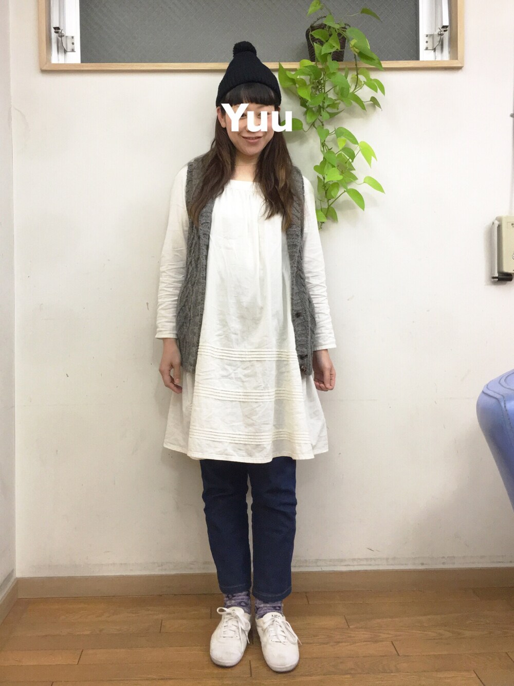 「ニットベスト、ニット帽、ワンピース、ナチュラル、白いスニーカー、マタニティ、妊婦、臨月、妊娠10ヶ月、マタニティコーデ」｜「adidas NEO Labelのアイテム（スニーカー、ホワイト系）」を使った、chibiusa◌⑅⃝さん（レディース・160cm）の冬コーディネートの1枚目の写真
