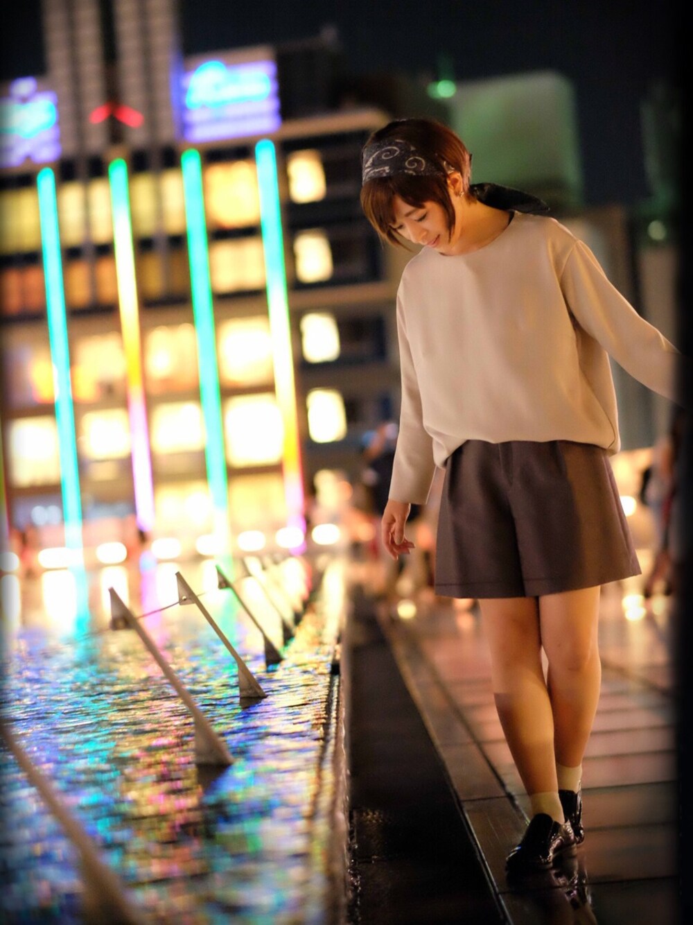「スカーフ、夜のスナップ、ショートパンツ、フラットシューズ」｜「note et silence のアイテム（その他トップス、ベージュ系）」を使った、はちこさん（レディース・156cm）の秋コーディネートの1枚目の写真
