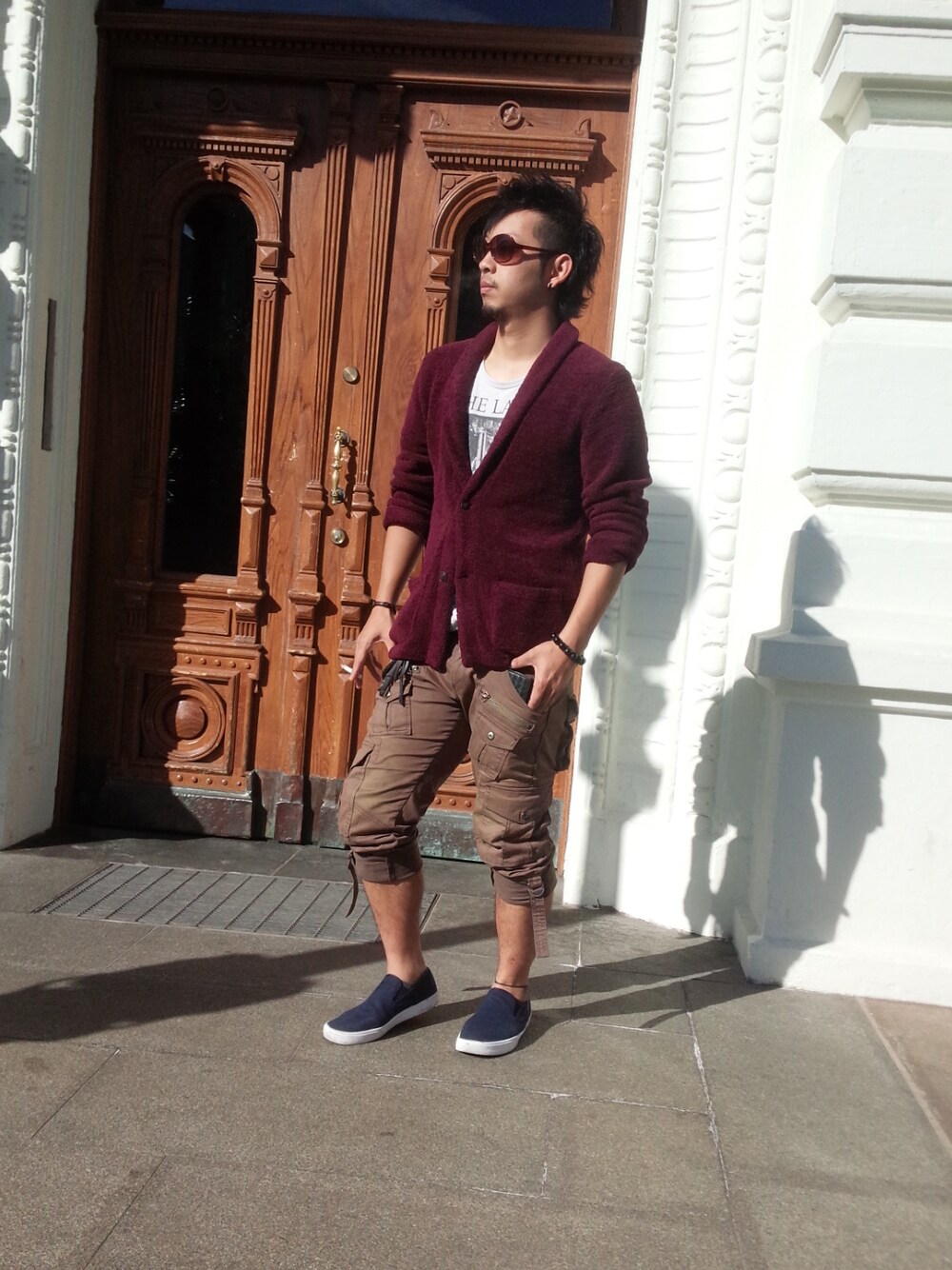 パープル系のカーディガン/ボレロ、ベージュ系のその他パンツ、ブルー系のスニーカーを着用したメンズの夏コーディネートの1枚目の写真