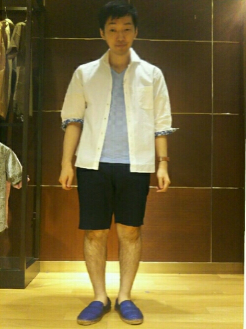 ブルー系のチノパンツ、ブルー系のスリッポン、ブルー系のTシャツ/カットソーを着用したメンズの夏コーディネートの1枚目の写真