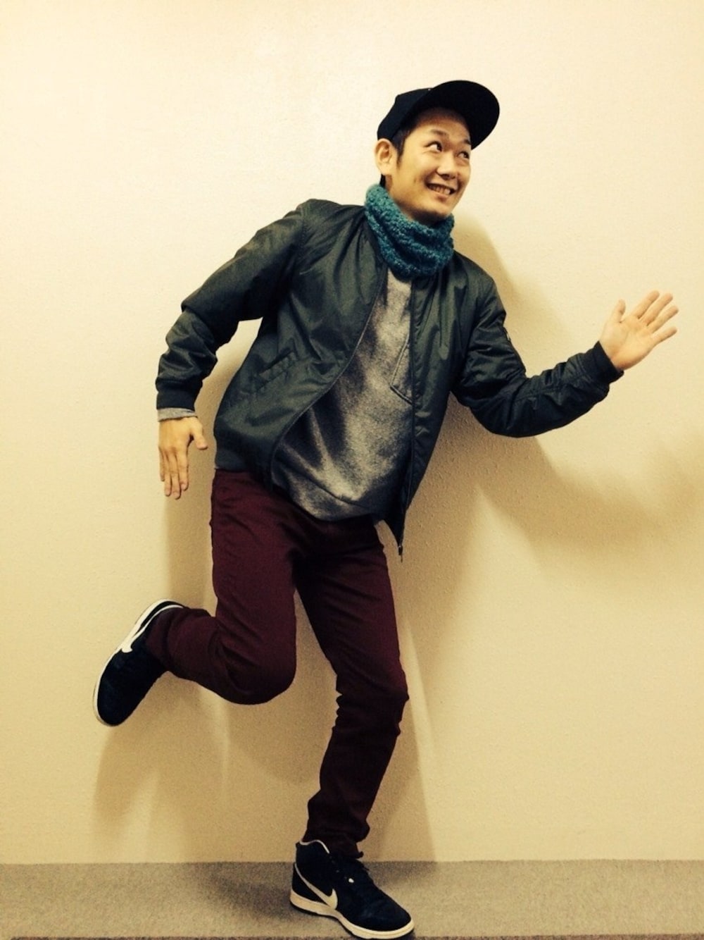 グリーン系のブルゾン、レッド系のその他パンツ、グレー系のスウェットを着用したメンズの秋コーディネートの1枚目の写真