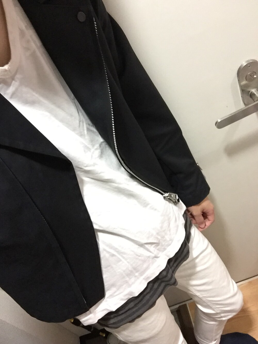 「モノトーン、大学生、ラッドミュージシャン、ライダースジャケット」｜「LAD MUSICIANのアイテム（ライダースジャケット、ブラック系）」を使った、やすこす。さん（メンズ・170cm）の秋コーディネートの1枚目の写真