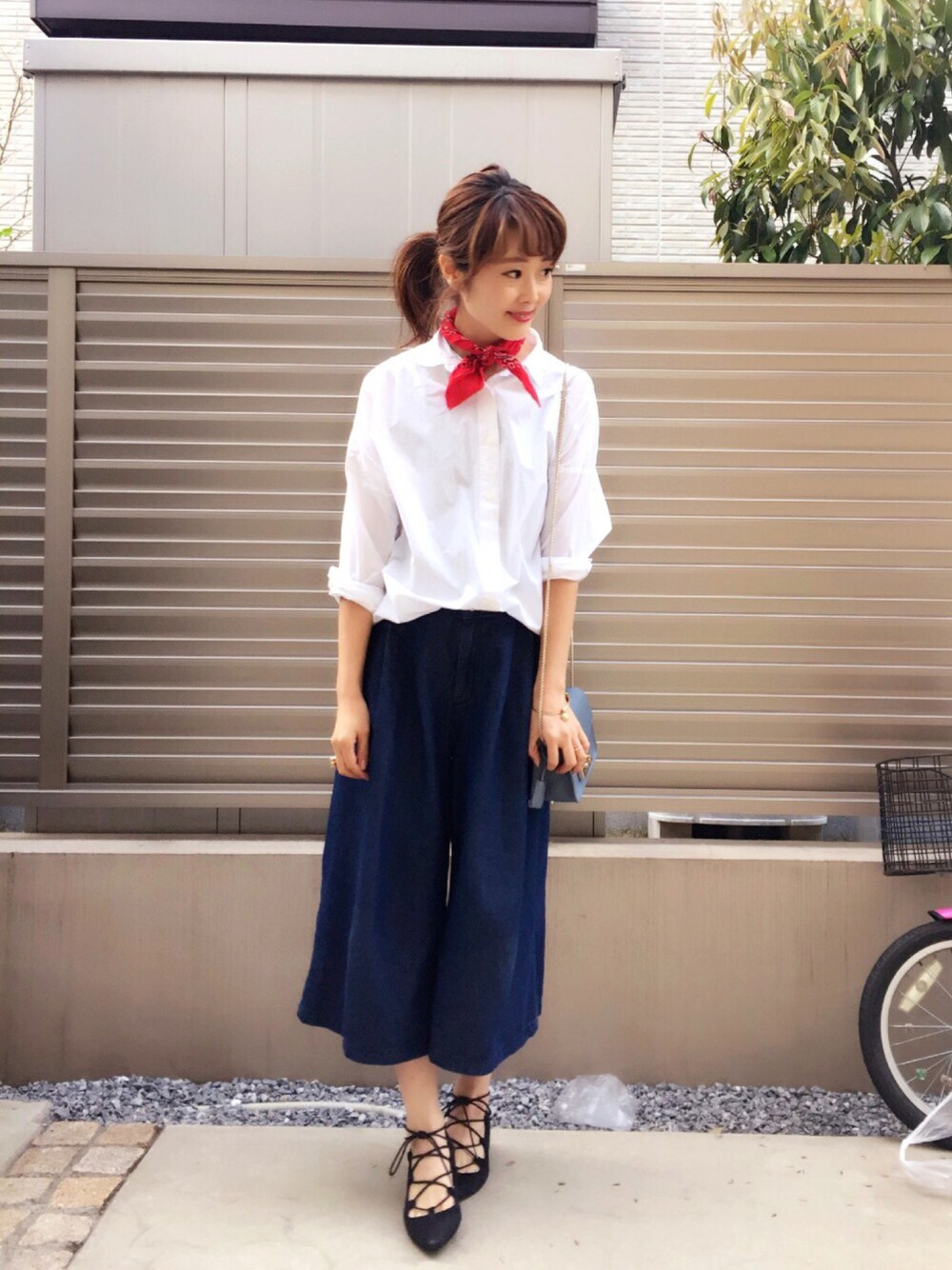 「春コーデ、シンプル、カジュアルコーデ、ママコーデ、ワイドパンツ、バンダナ、ガウチョパンツ、デニムガウチョパンツ、レースアップシューズ、メトロポリス」｜「GUのアイテム（デニムパンツ、ブルー系）」を使った、syk***さん（レディース・158cm）の春コーディネートの1枚目の写真