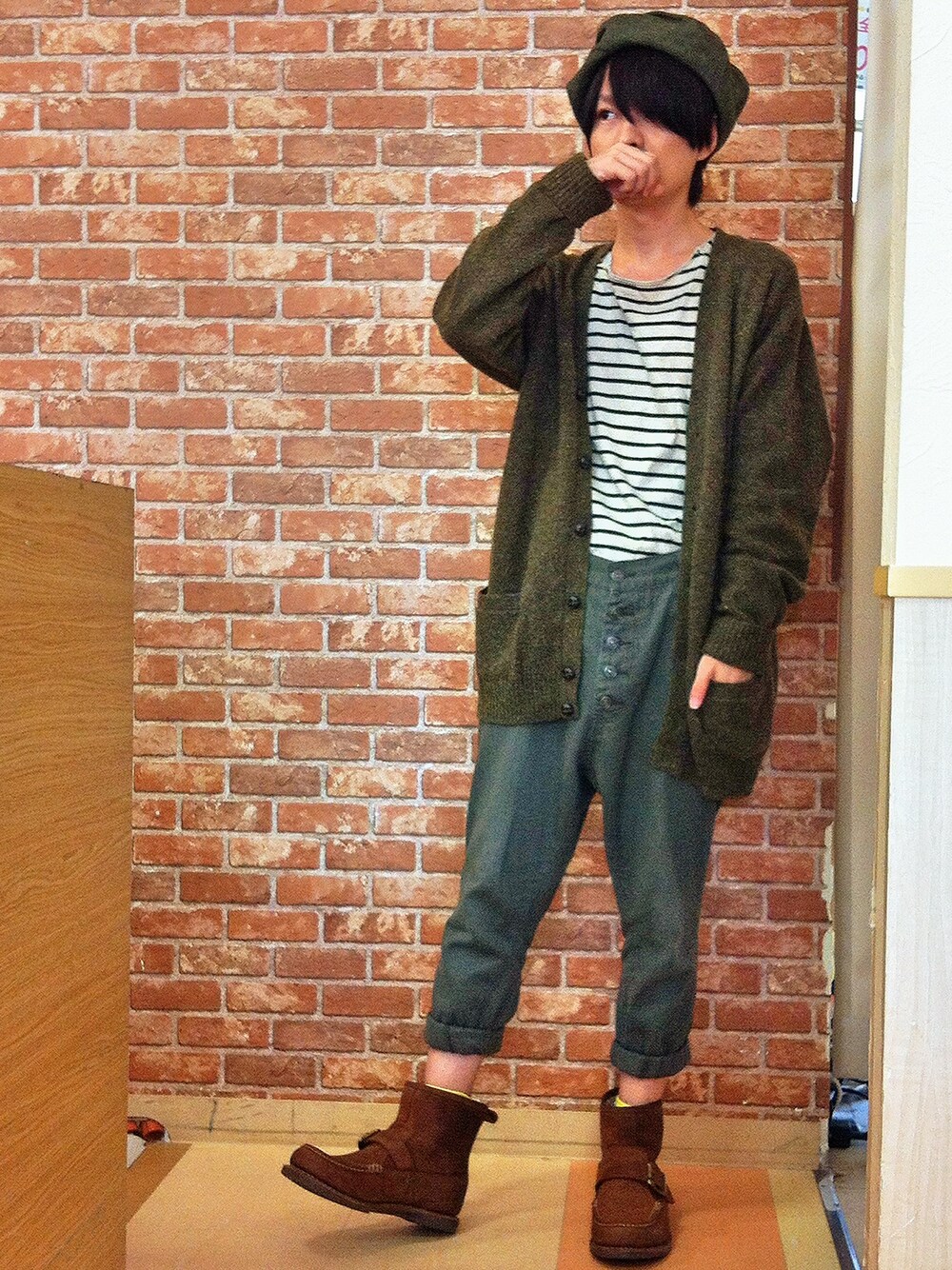 「カーディガン、ビッグシルエット、ベレー帽、サルエルパンツ、モカシン、ロールアップ、ビックシルエット、ボーダートップス」｜「BACK NUMBERのモカシンブーツ（ブーツ、ブラウン系）」を使った、chanさん（メンズ・162cm）の秋コーディネートの1枚目の写真