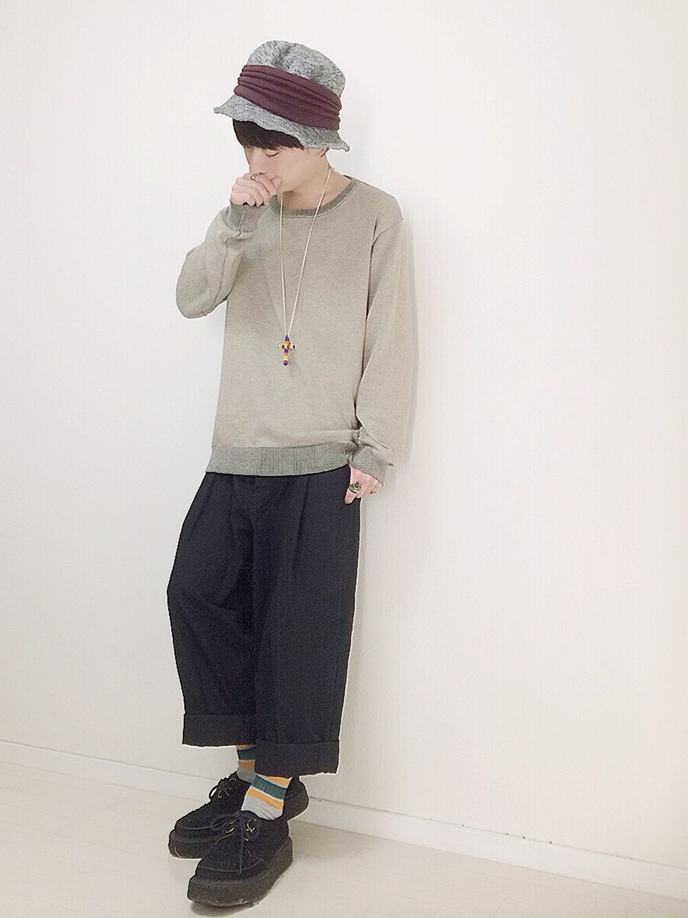 ブラック系のその他シューズ、グレー系のハット、ゴールド系のリングを着用したメンズの春コーディネートの1枚目の写真