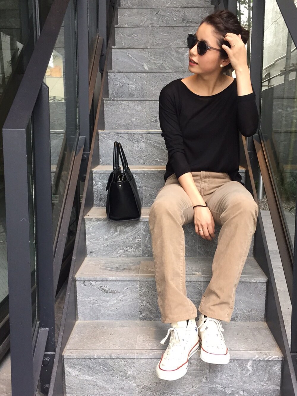 「コーデュロイパンツ」｜「H&Mのアイテム（ニット/セーター、ブラック系）」を使った、YukiIdeさん（レディース・166cm）の冬コーディネートの1枚目の写真