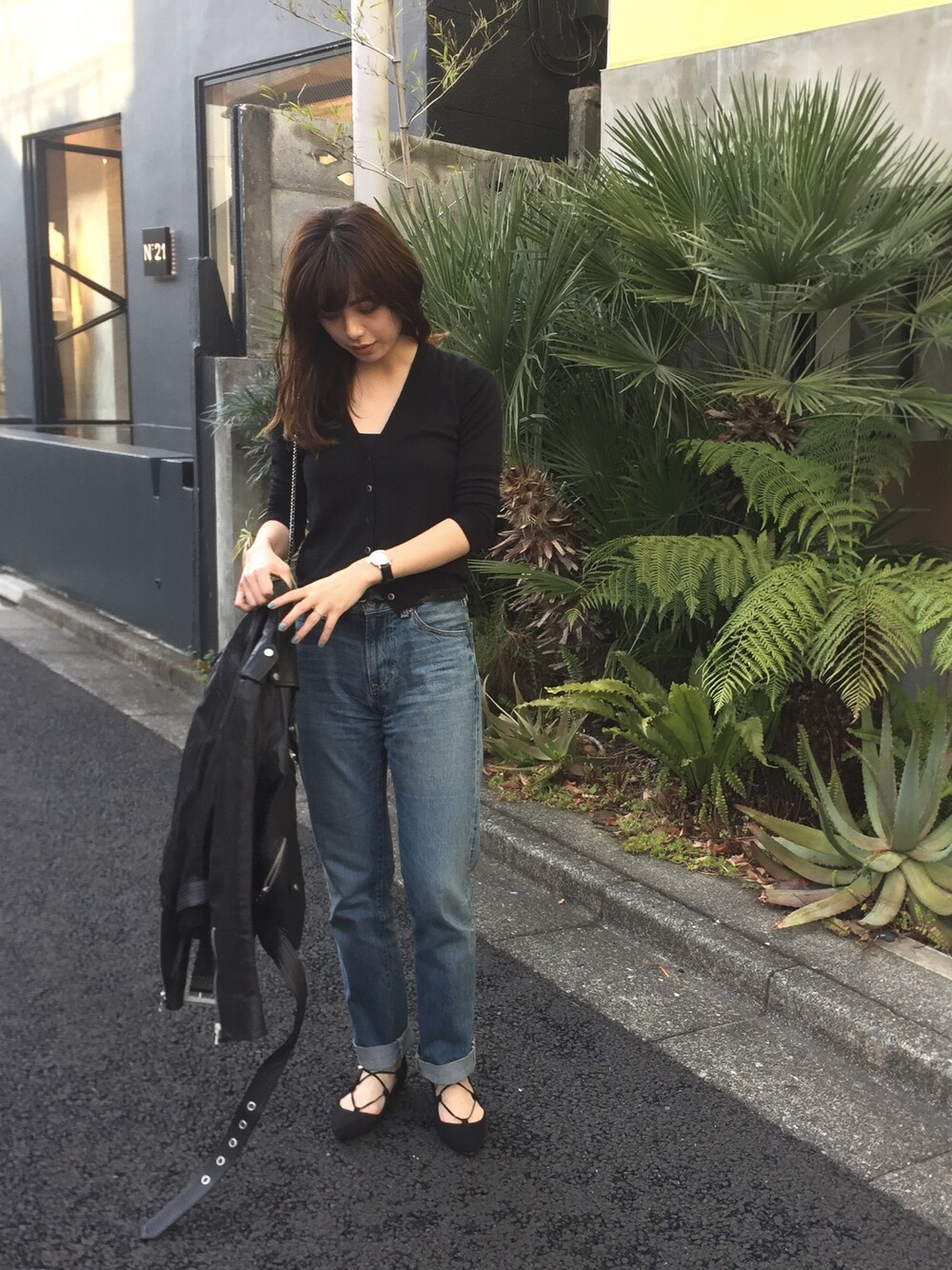 「レースアップシューズ、デニム、カーディガン、ブラック、ライダース」｜「UNIQLOのアイテム（カーディガン/ボレロ、ブラック系）」を使った、YukiIdeさん（レディース・166cm）の冬コーディネートの1枚目の写真