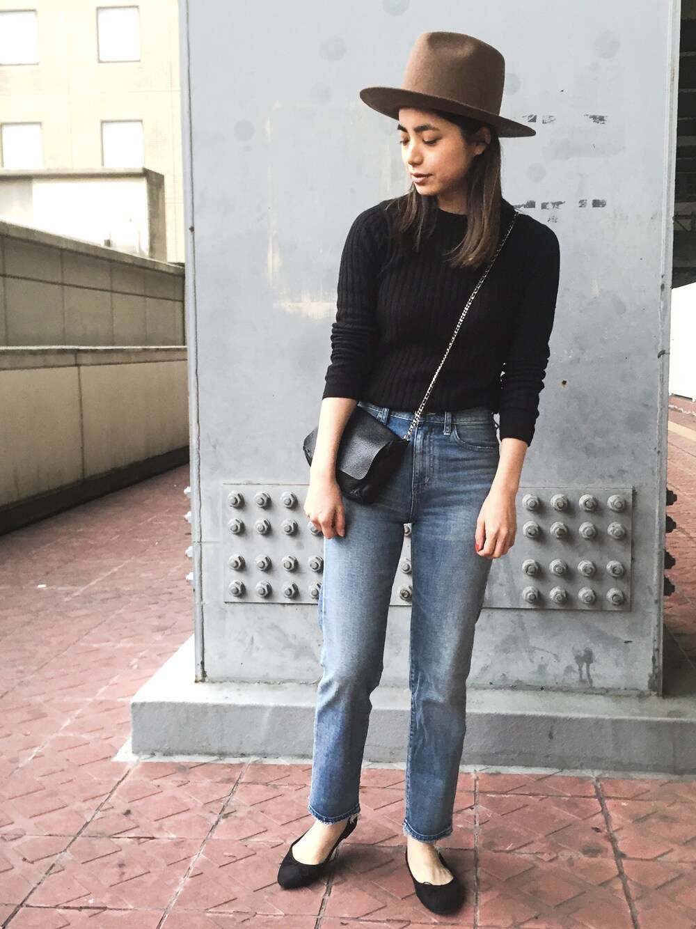 「デニム、リブニット、ブラック、バレエシューズ、ハット、カリフォルニアストア」｜「UNIQLOのアイテム（デニムパンツ、ブルー系）」を使った、YukiIdeさん（レディース・166cm）の春コーディネートの1枚目の写真