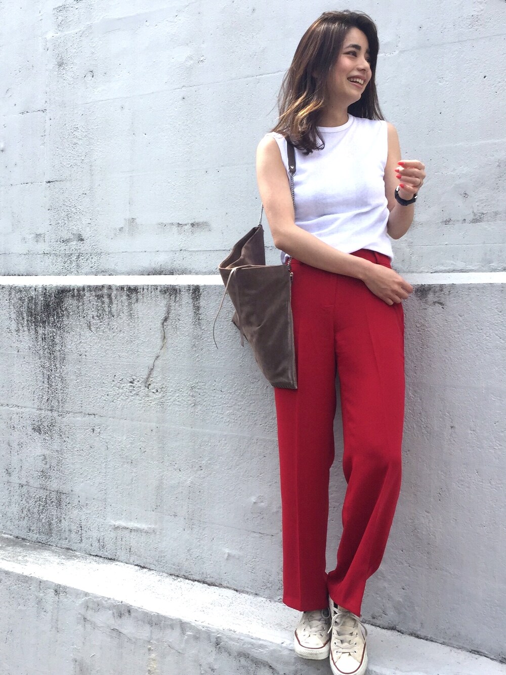 「ワイドパンツ、赤パン、レッド」｜「ALLSAINTSのアイテム（バッグ、ベージュ系）」を使った、YukiIdeさん（レディース・166cm）の春コーディネートの1枚目の写真