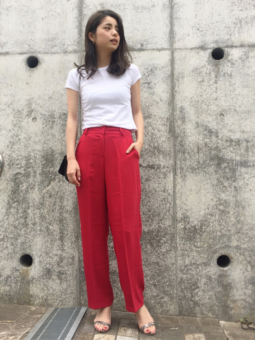 「赤パンツ、ワイドパンツ、コンパクトトップス」｜「H&Mのアイテム（Tシャツ/カットソー、ホワイト系）」を使った、YukiIdeさん（レディース・166cm）の夏コーディネートの1枚目の写真