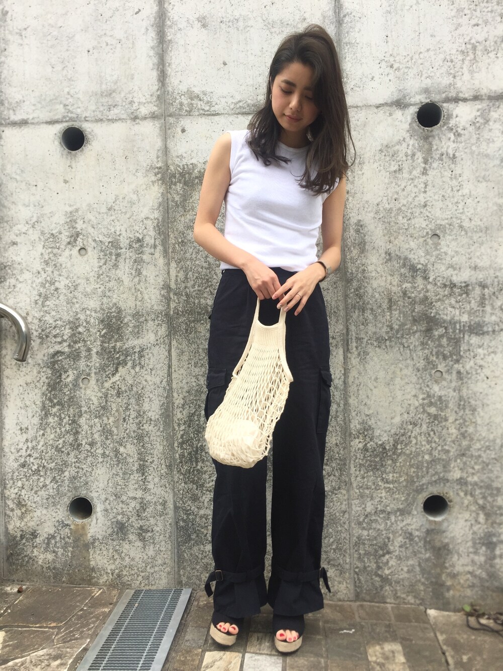 「ワークパンツ、ノースリーブ、ミリタリー、ミリタリーパンツ、夏コーデ」｜「JANTIQUESのアイテム（タンクトップ、ホワイト系）」を使った、YukiIdeさん（レディース・166cm）の夏コーディネートの1枚目の写真