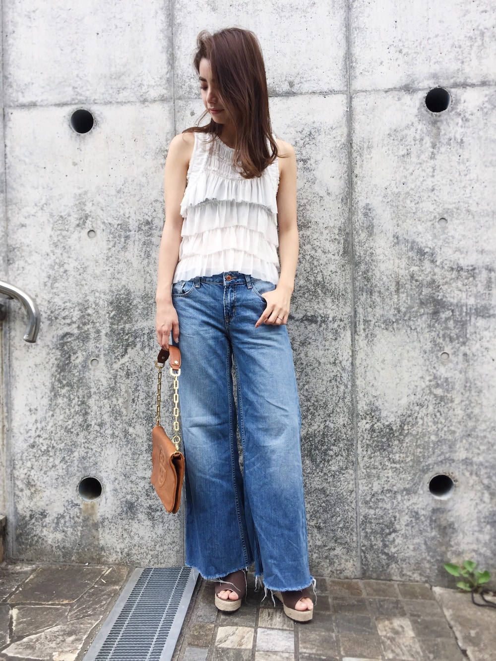「ZARA、ベルボトム、デニム」｜「ZARAのアイテム（トップス、ホワイト系）」を使った、YukiIdeさん（レディース・166cm）の夏コーディネートの1枚目の写真