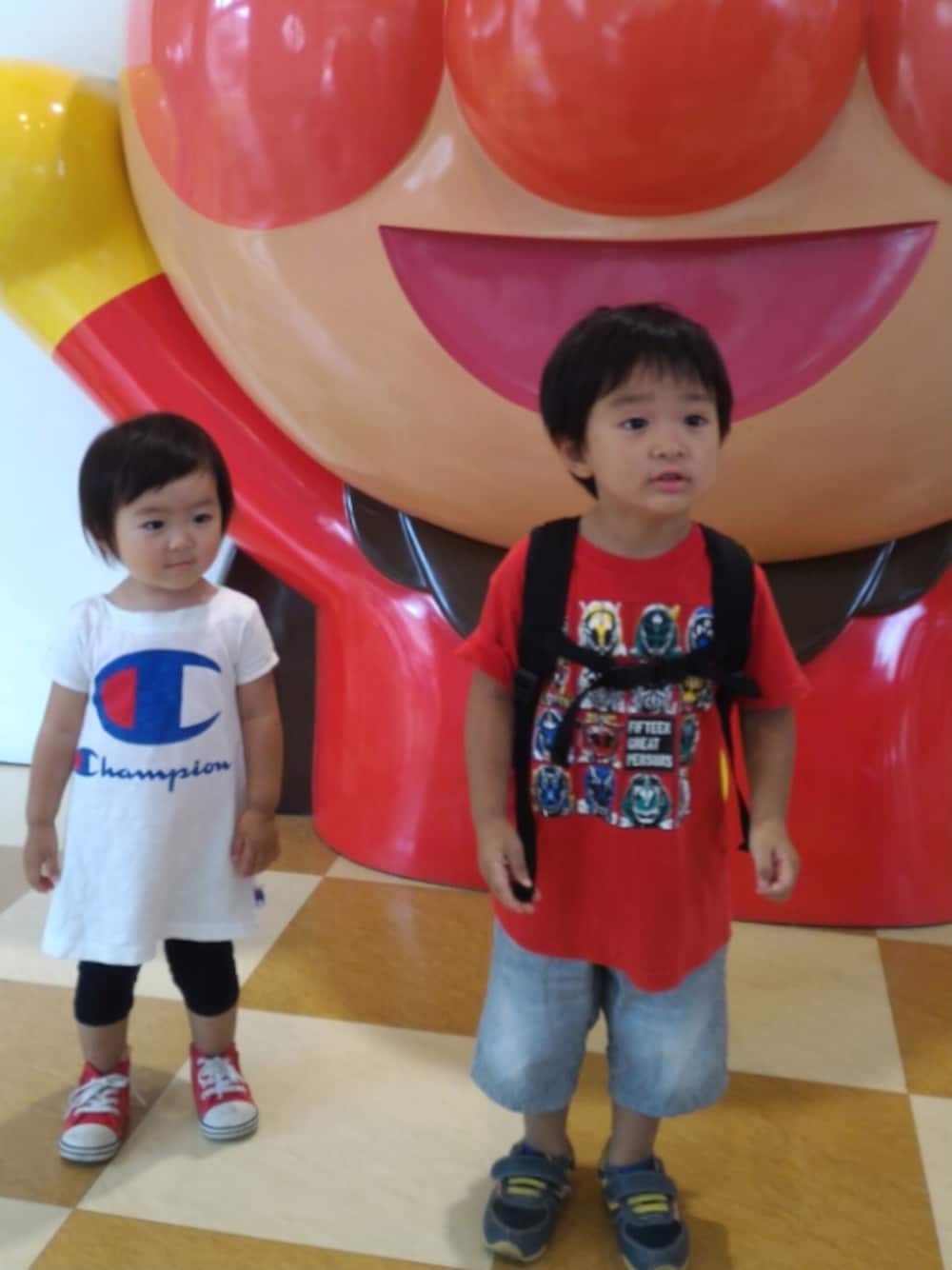 ホワイト系のワンピース、レッド系のスニーカー、ブラック系のレギンス/スパッツを着用したキッズの夏コーディネートの1枚目の写真