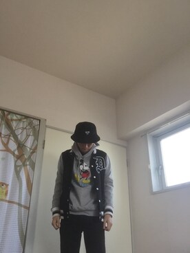 「Confirm（コンファーム）のアイテム（スタジャン）」を使った、和也さん（メンズ・170cm）の春コーディネート