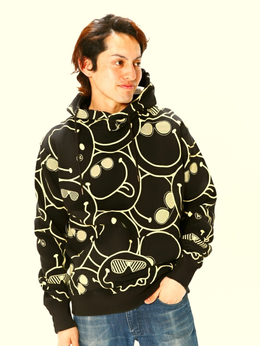「VONZIPPER、Btokyo、BarkinStiLe、model、Fernandez」｜「VONZIPPERのアイテム（スウェット、ブラック系）」を使った、FERNANDEZさん（メンズ・175cm）の秋コーディネートの1枚目の写真