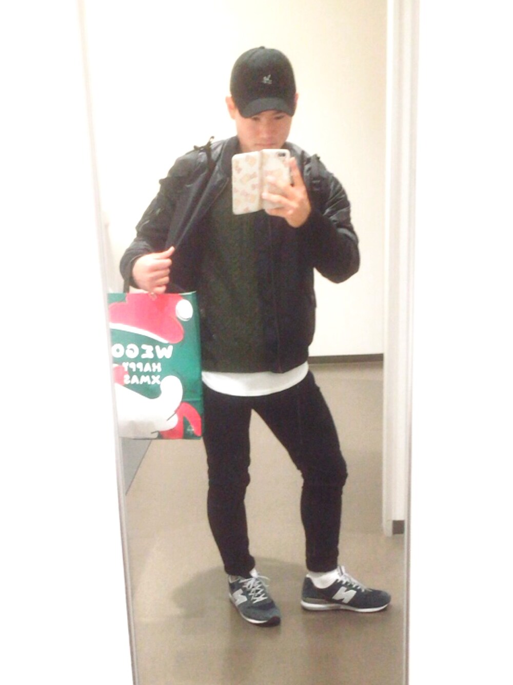 ブラック系のMA-1、グリーン系のニット/セーター、ホワイト系のTシャツ/カットソーを着用したメンズの冬コーディネートの1枚目の写真