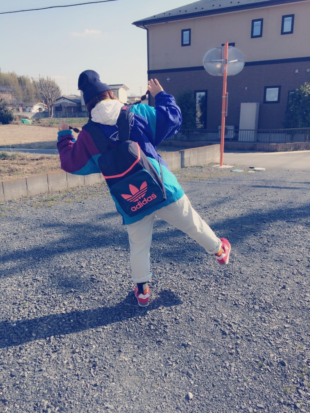 「古着ミックス、adidas originals、チチカカ、フィッシュボーン」｜「adidasのadidas Originals / BP CLASSIC BACKPACK（バックパック/リュック、ブルー系）」を使った、まなみさん（レディース・158cm）の春コーディネートの1枚目の写真