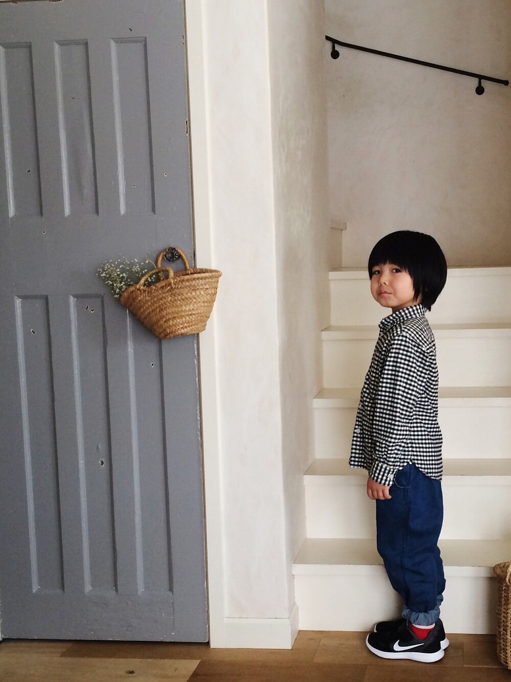 「あかいくつした」｜「無印良品のアイテム（シャツ/ブラウス、ブラック系）」を使った、rentanさん（キッズ・120cm）の冬コーディネートの1枚目の写真