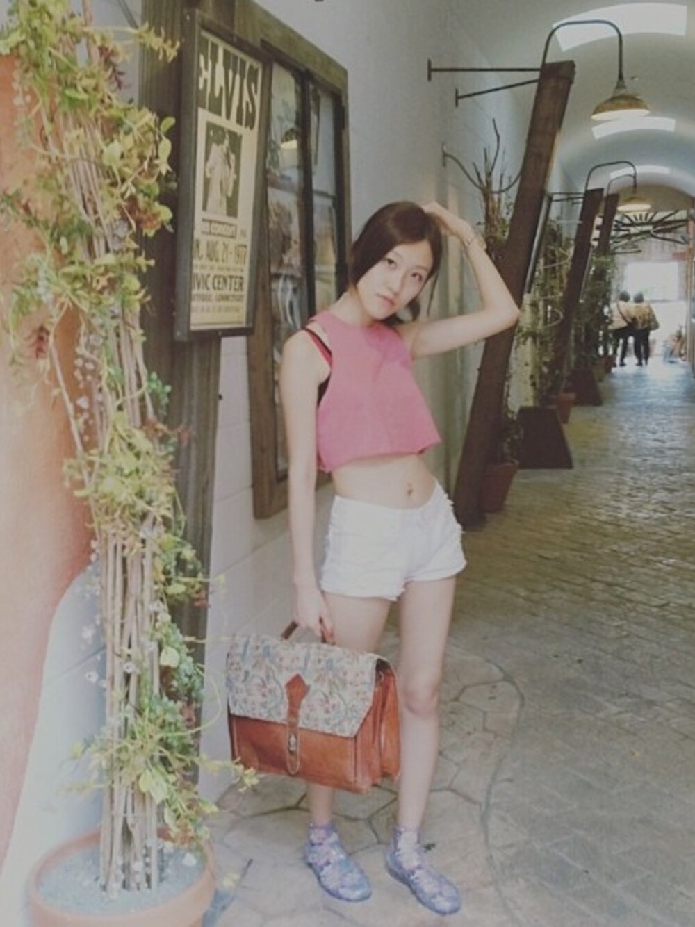 「美国村、americanvillage、mihama、VINTAGE、Okinawa」｜「TOPSHOPのアイテム（タンクトップ、ピンク系）」を使った、PuiSze Chanさん（レディース・163cm）の秋コーディネートの1枚目の写真