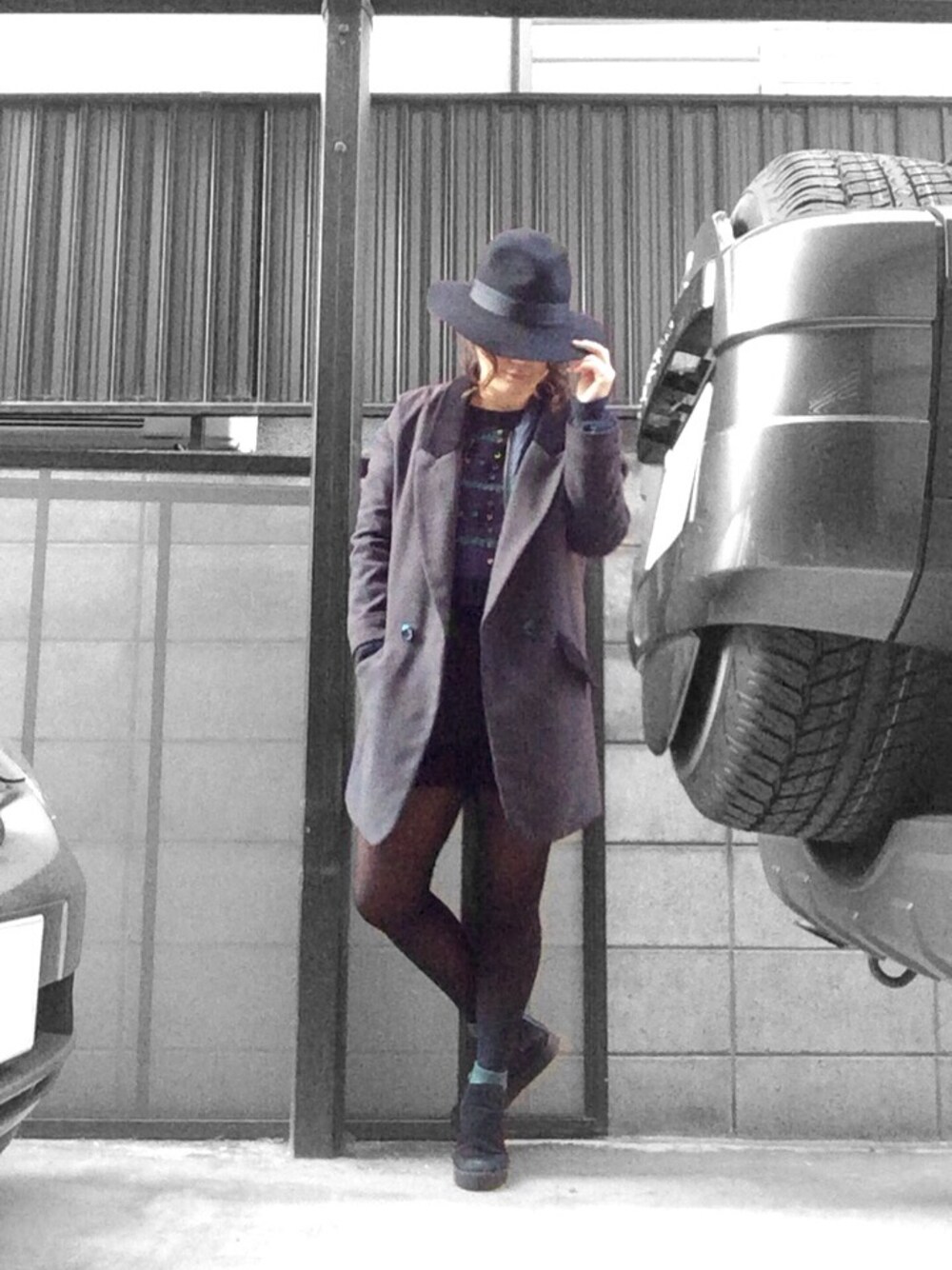 「2014年、ラストWEAR、つばひろハット、ハイウエスト、チェスターコート、コクーンコート、モノトーン、スタッズ、チェック、サイドゴアブーツ、スニーカー」｜「jouetieのスタッズチェックﾆｯﾄ（ニット/セーター、ブルー系）」を使った、みいちゃんさん（レディース・158cm）の冬コーディネートの1枚目の写真