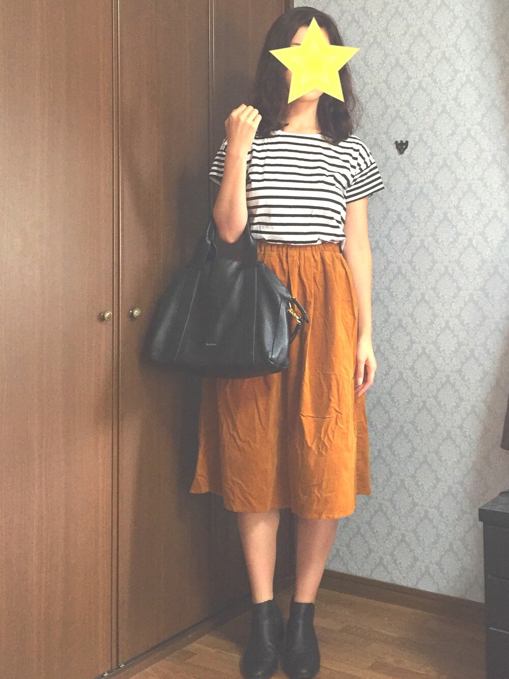 ホワイト系のTシャツ/カットソー、ブラック系のバッグ、ブラック系のブーツを着用したレディースの秋コーディネートの1枚目の写真