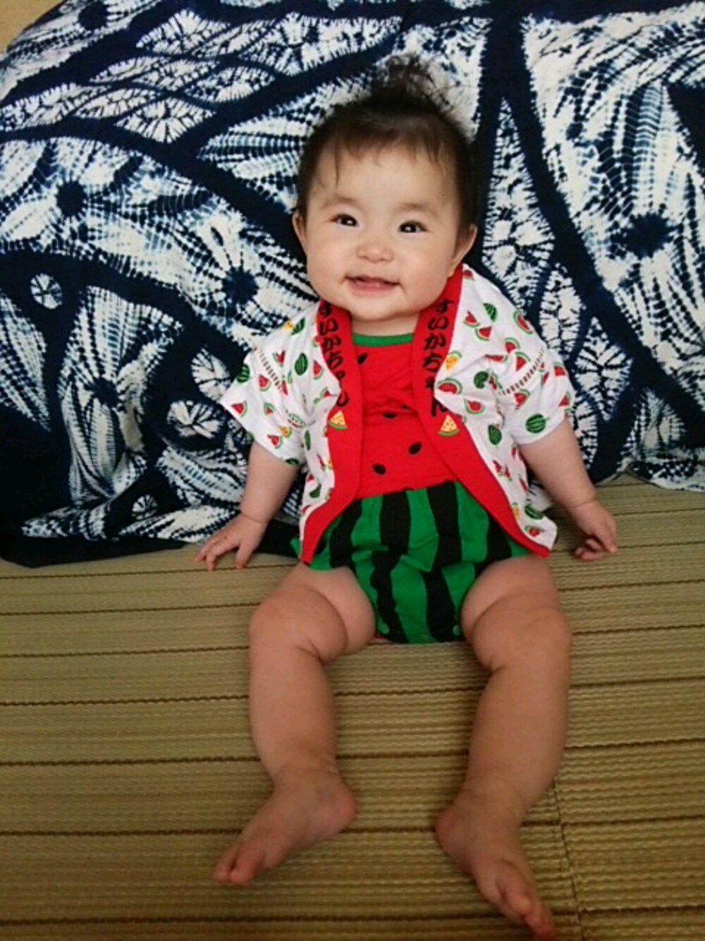 ホワイト系のジャケット/アウター、レッド系のママ＆ベビーを着用したキッズの夏コーディネートの1枚目の写真