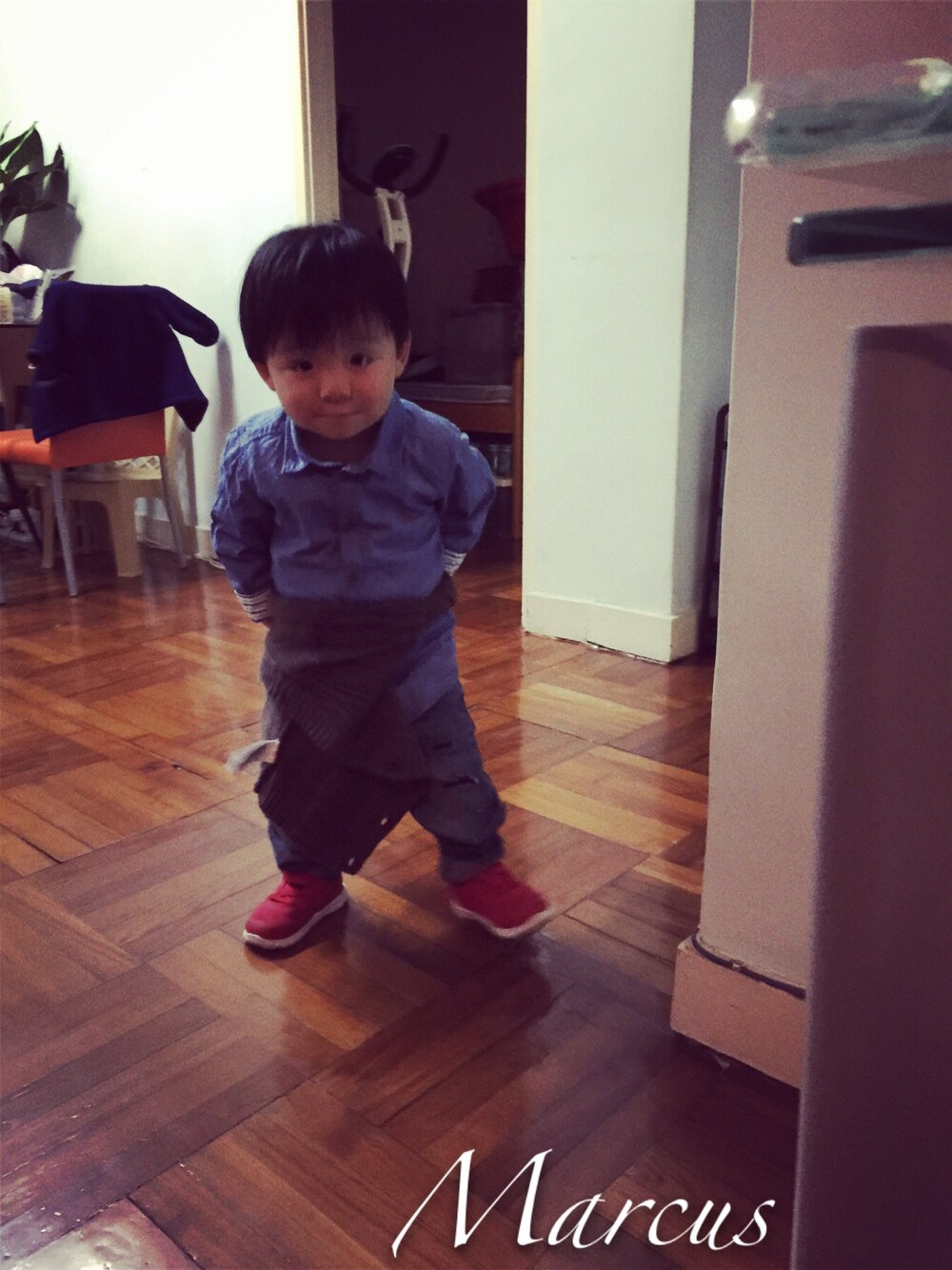 「ZARAのアイテム（シャツ/ブラウス、ブルー系）」を使った、Marcus駱さん（キッズ・90cm）の冬コーディネートの1枚目の写真