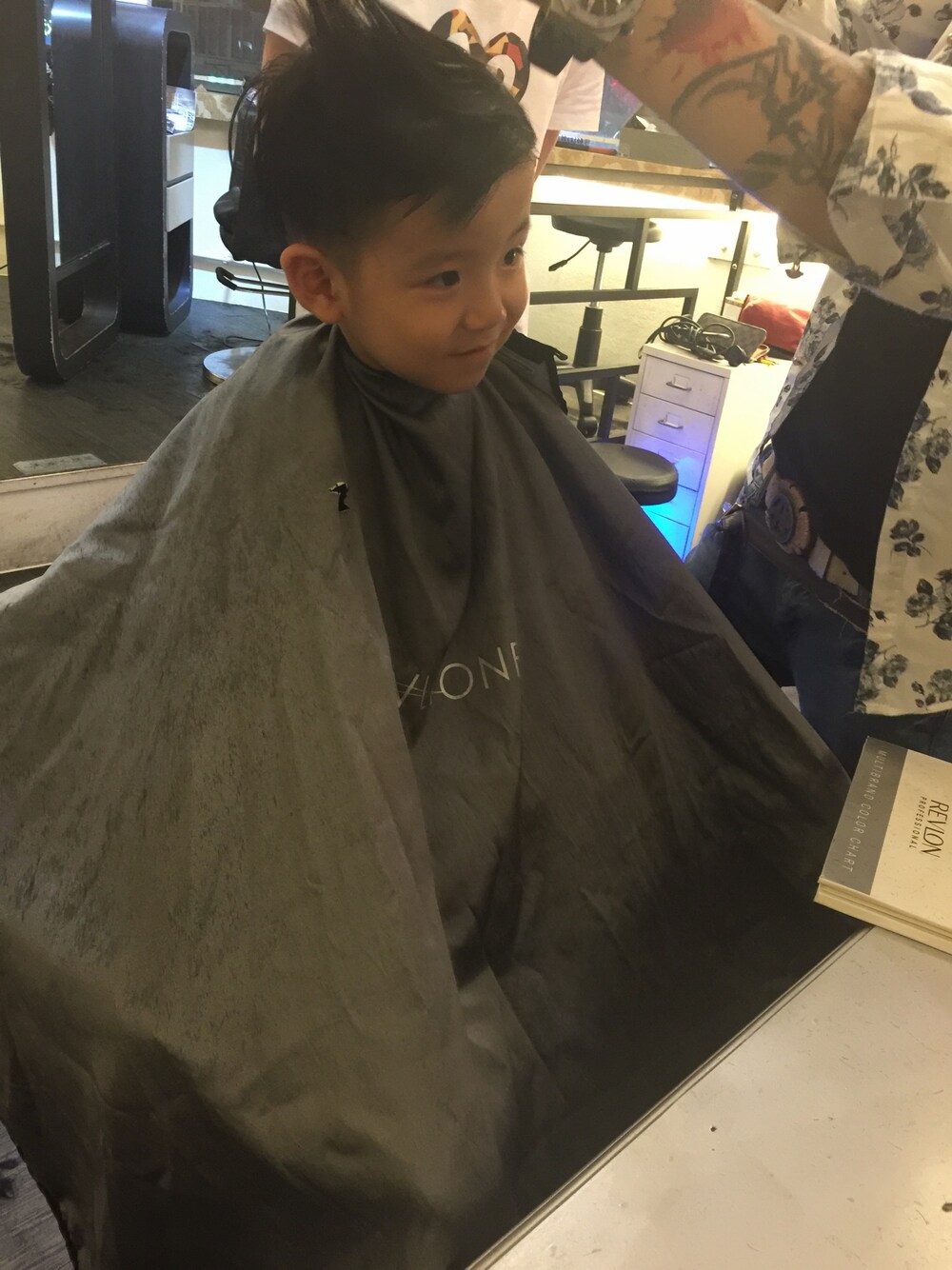 「salon by mkのアイテム（オールインワン・サロペット、グレー系）」を使った、Marcus駱さん（キッズ・90cm）の秋コーディネートの1枚目の写真