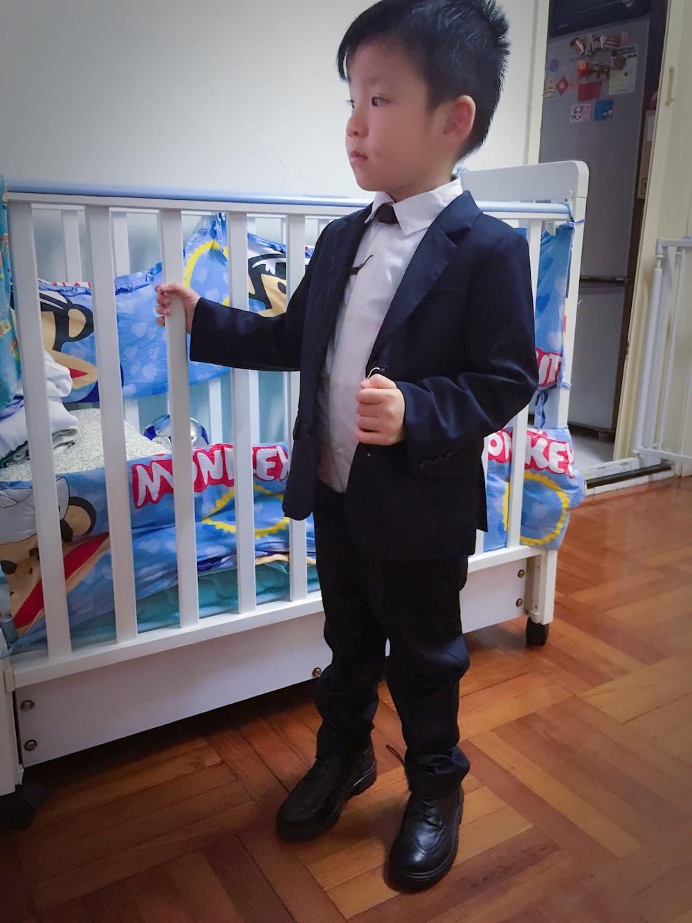 「ZARAのアイテム（フォーマルスーツ/小物、ブラック系）」を使った、Marcus駱さん（キッズ・90cm）の秋コーディネートの1枚目の写真