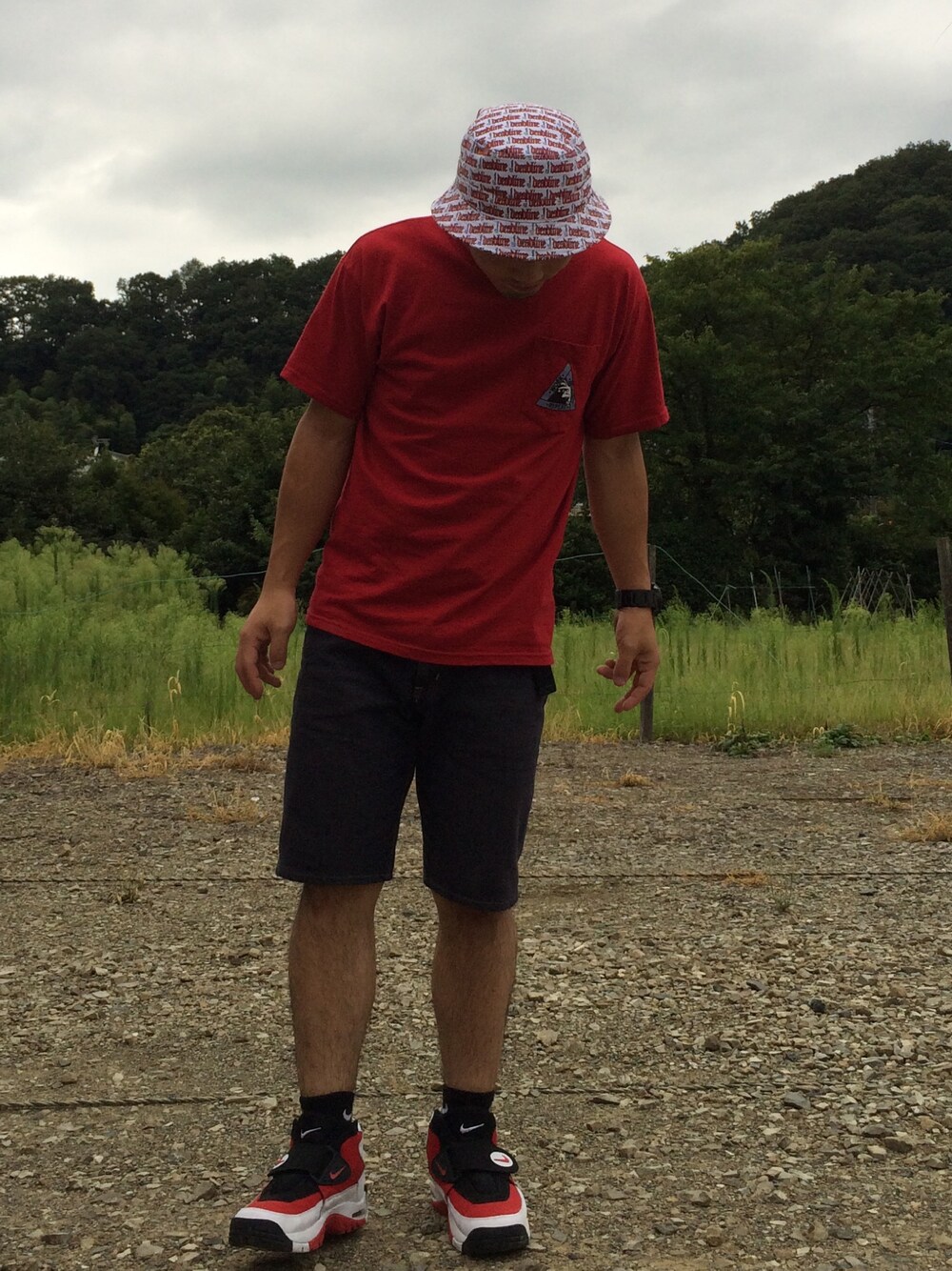 レッド系のスニーカー、ブルー系のその他パンツ、レッド系のTシャツ/カットソーを着用したメンズの夏コーディネートの1枚目の写真