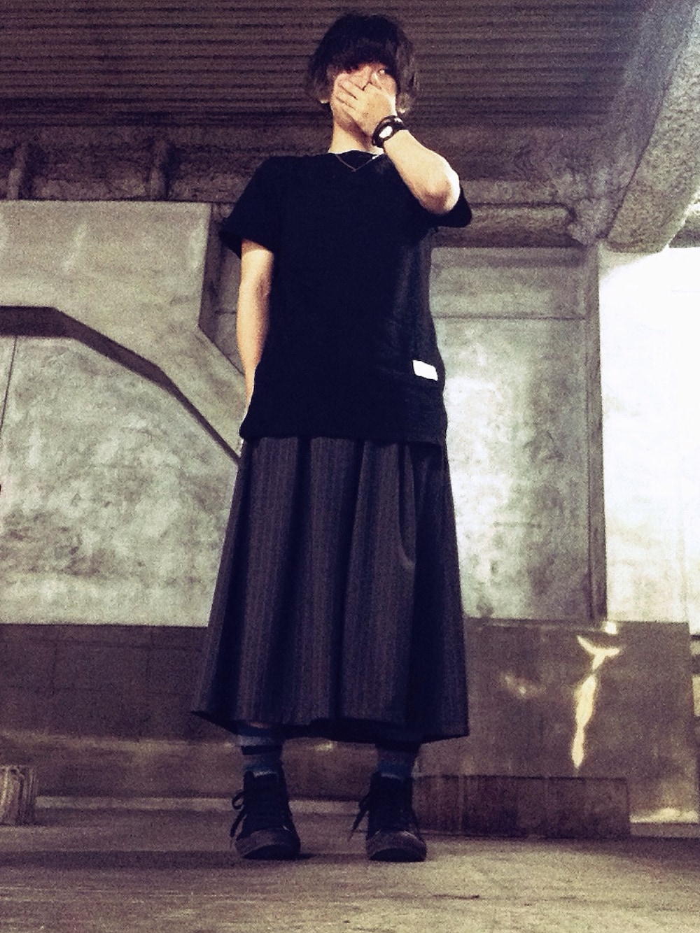 「モノトーン、ワイドパンツ、古着、WOmB、GU、H&M」｜「WOmBのアイテム（Tシャツ/カットソー、ブラック系）」を使った、yoma.さん（メンズ・168cm）の夏コーディネートの1枚目の写真