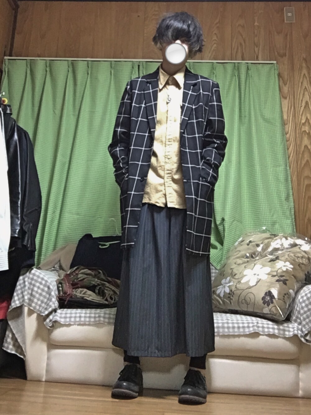 「古着、ゆるコーデ、ワイドパンツ、チェスターコート」｜「WOmBのアイテム（シャツ/ブラウス、イエロー系）」を使った、yoma.さん（メンズ・168cm）の秋コーディネートの1枚目の写真