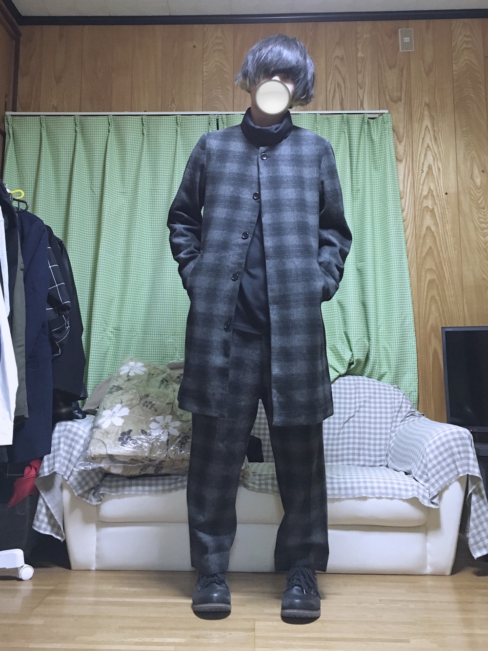 ブラック系のノーカラージャケット、ブラック系のその他パンツ、ブラック系のその他トップスを着用したメンズの秋コーディネートの1枚目の写真