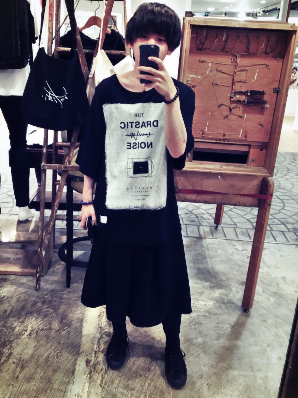 「モード、モノトーン、オールブラック、ガウチョパンツ、ゆるコーデ、黒スニーカー」｜「WOmBのアイテム（Tシャツ/カットソー、ホワイト系）」を使った、yoma.さん（メンズ・168cm）の春コーディネートの1枚目の写真