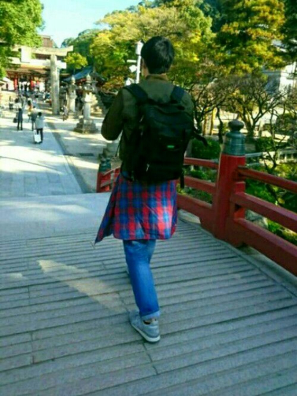 グレー系のスニーカー、ブルー系のデニムパンツ、レッド系のシャツ/ブラウスを着用したメンズの秋コーディネートの1枚目の写真
