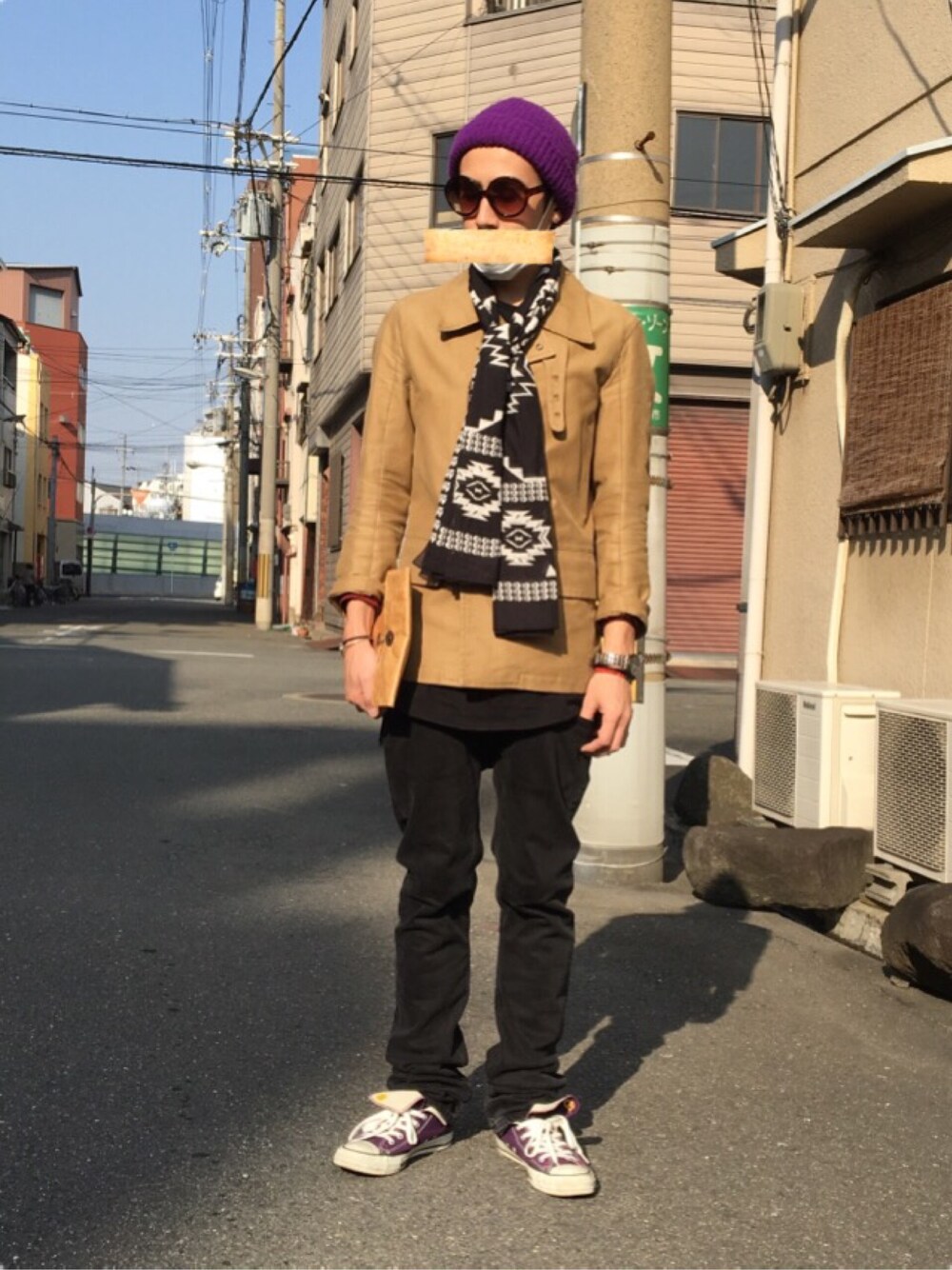 「ニット帽、サングラス、converse、クラッチバッグ、ネイティブ柄、ストール、Nudie jeans」｜「no brandのヴィレバンで買ったサングラス（サングラス、ブラウン系）」を使った、endyさん（メンズ・172cm）の冬コーディネートの1枚目の写真