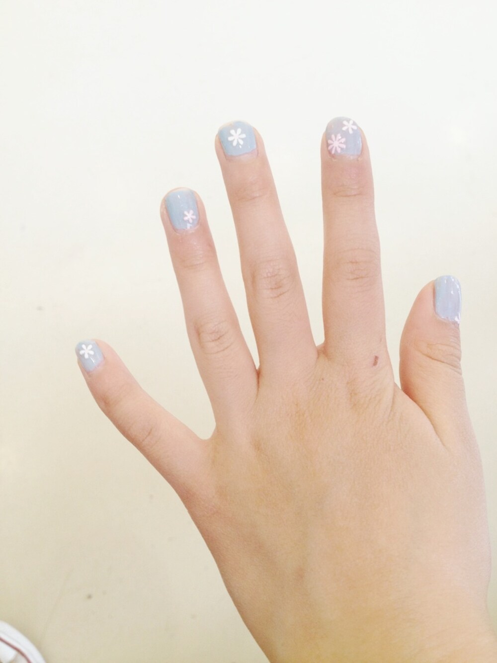 「kids、nail 、花柄 パンツ」｜「G.V.G.V.のG.V.G.V.×KNOCKOUT(JADE MATTE)（ハンドケア/ハンドクリーム、ブルー系）」を使った、TUUさん（キッズ・123cm）の春コーディネートの1枚目の写真